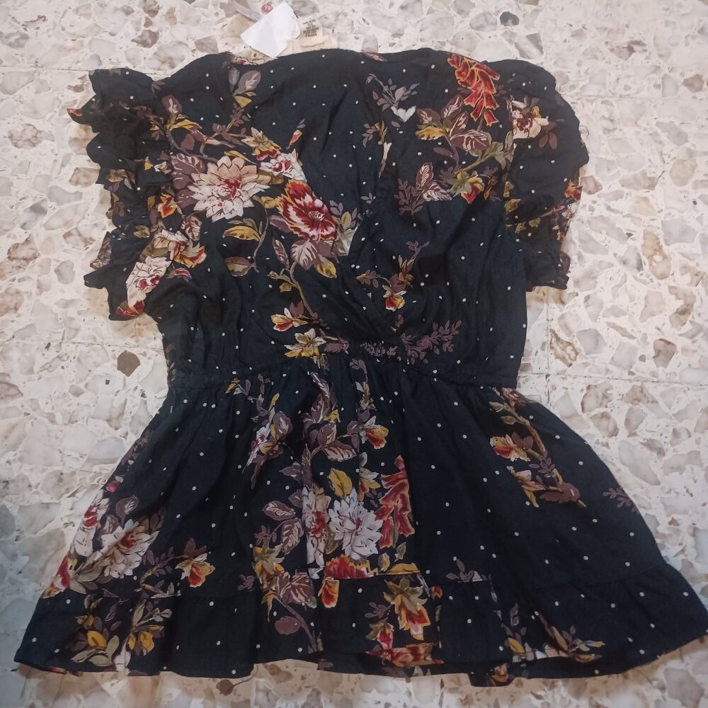 Gypsy Love Women's Pull-Over Top NWT M Black with Flowers